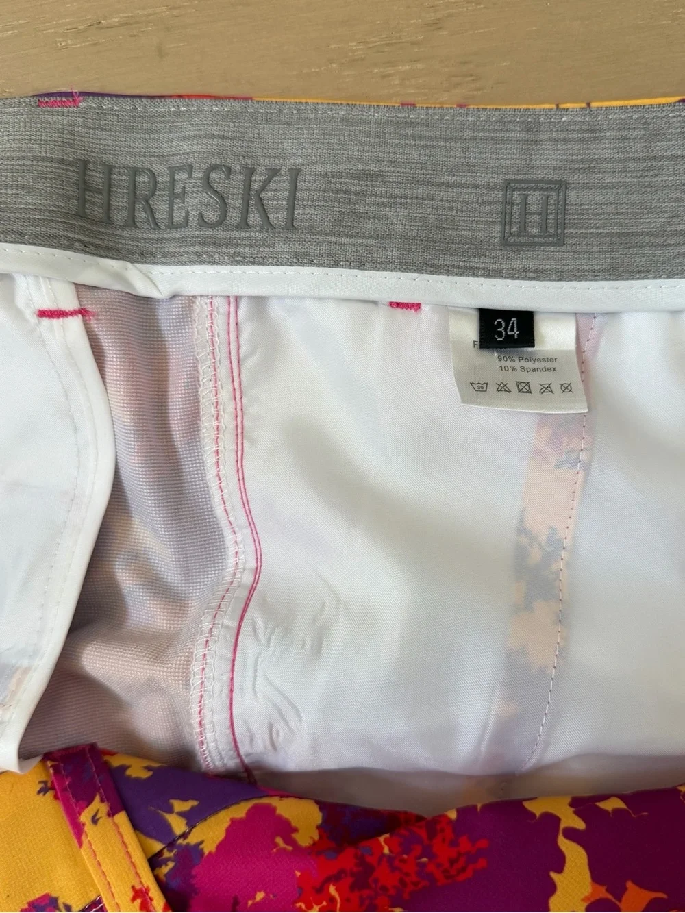 Hreski 34” Men's Flat Front Golf Shorts in Abstract Print